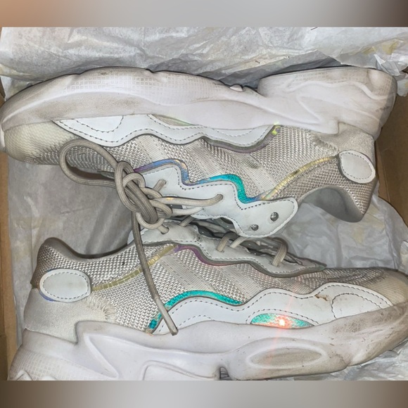 Kids white hologram Adidas size 2 1/2 - Picture 7 of 12